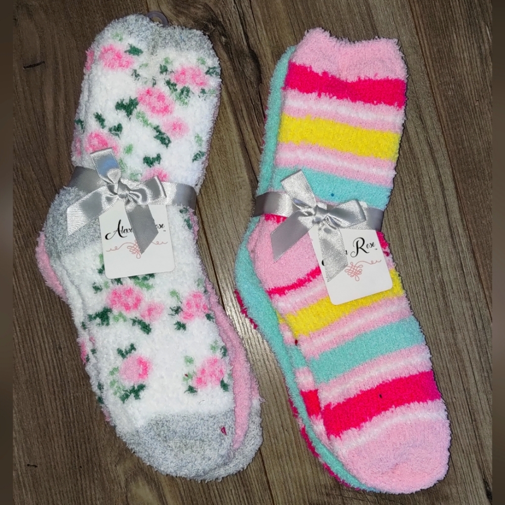 Lot of women fuzzy socks 6 paird